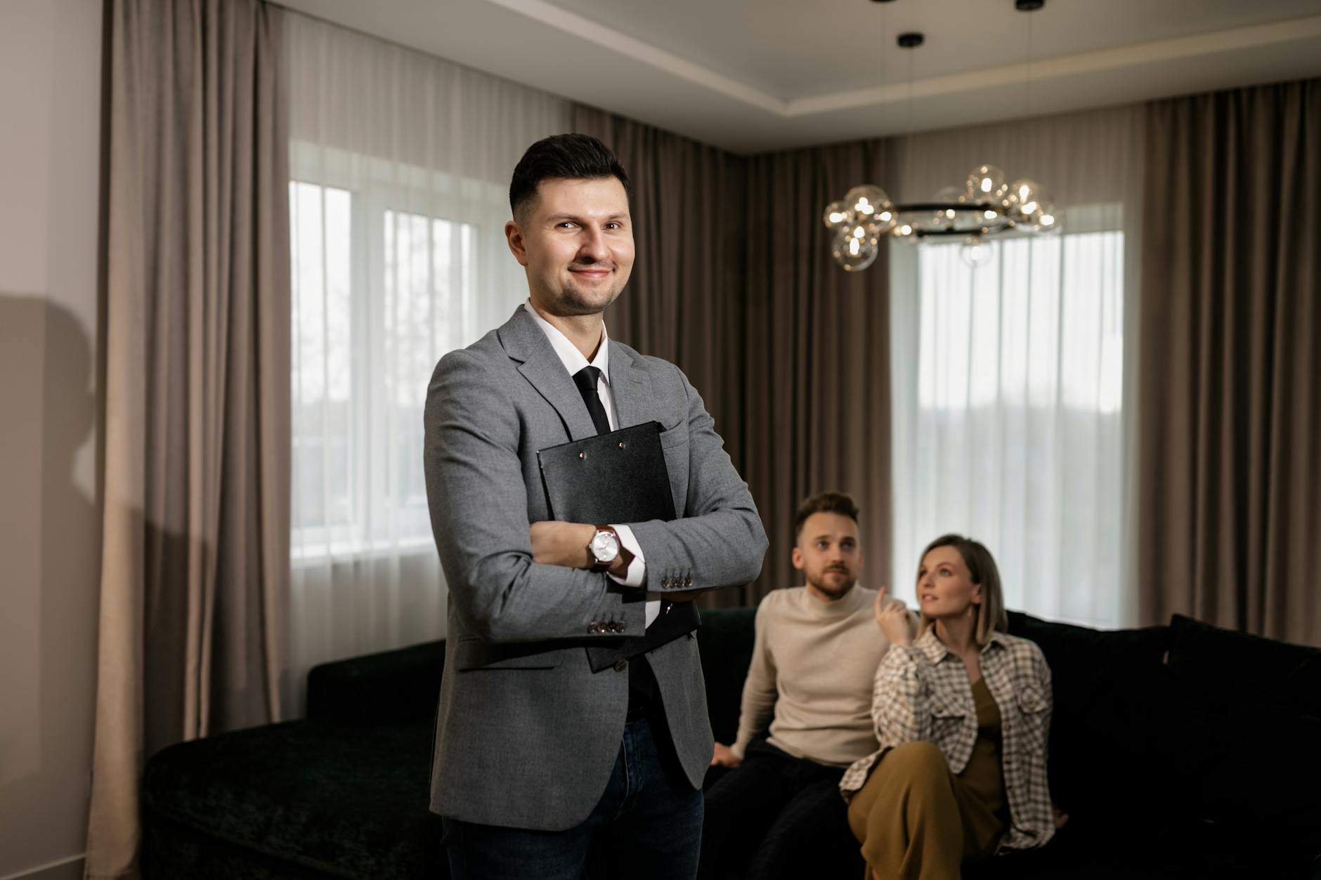 Agent nieruchomości pokazuje mieszkanie parze kupujących