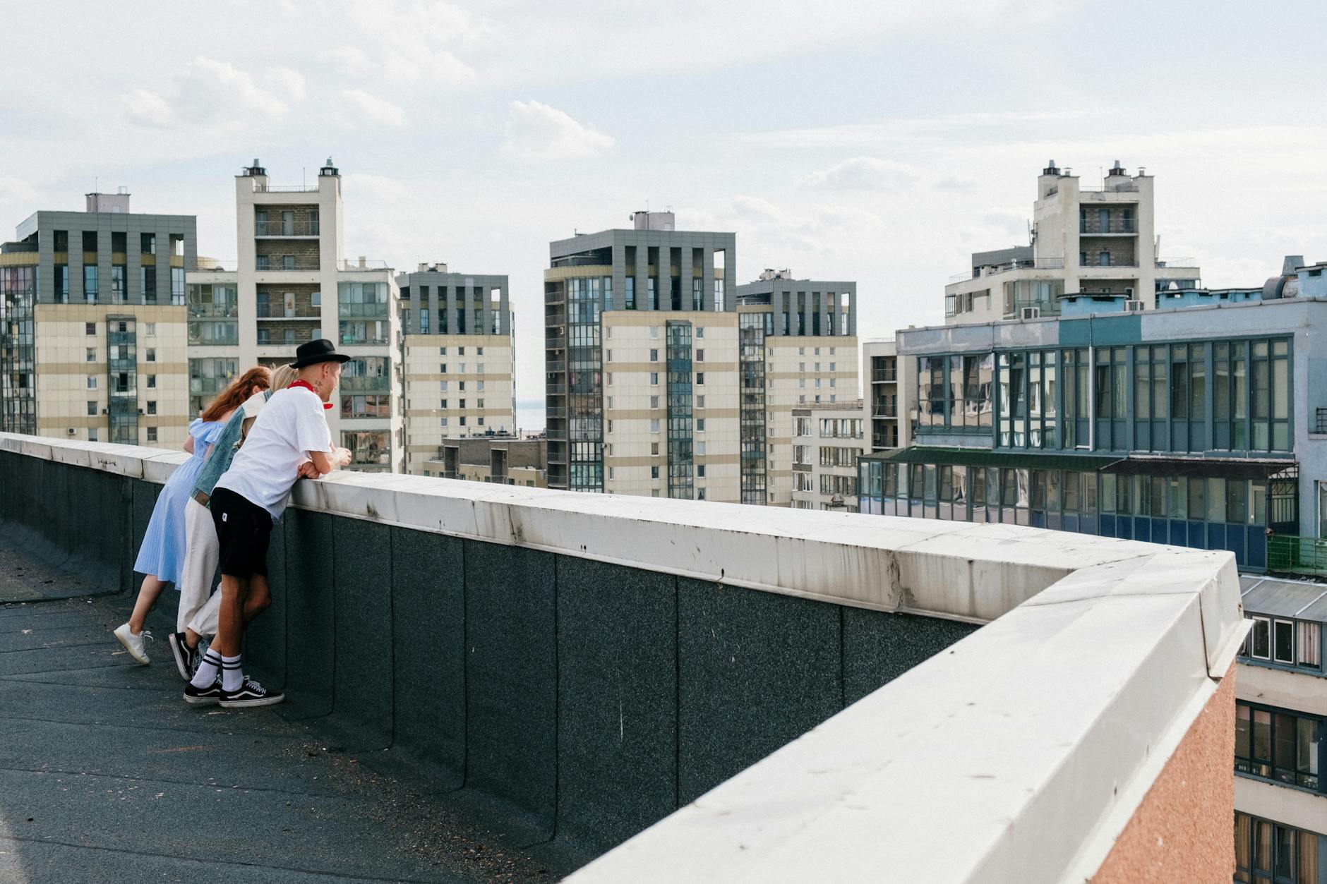 Dwoje przyjaciół podziwia panoramę Warszawy z dachu w słoneczny dzień